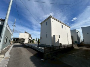 鈴鹿市稲生塩屋、新築一戸建ての前面道路を含む現地写真画像です
