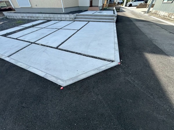 鈴鹿市稲生塩屋、新築一戸建ての前面道路を含む現地写真画像です
