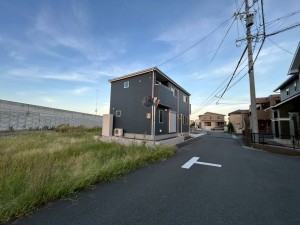 鈴鹿市南玉垣町、新築一戸建ての前面道路を含む現地写真画像です
