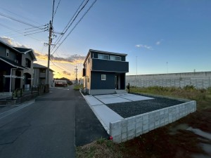 鈴鹿市南玉垣町、新築一戸建ての前面道路を含む現地写真画像です
