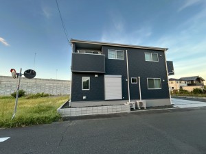 鈴鹿市南玉垣町、新築一戸建ての前面道路を含む現地写真画像です