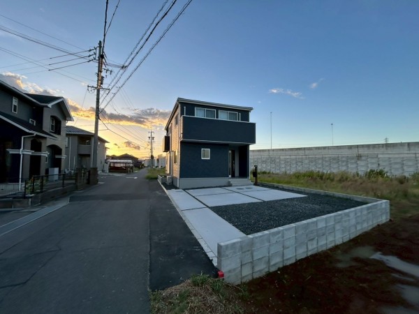 鈴鹿市南玉垣町、新築一戸建ての前面道路を含む現地写真画像です