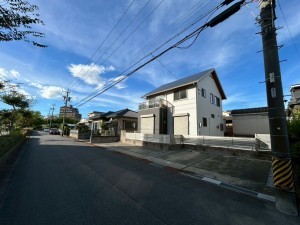鈴鹿市江島台、中古一戸建ての前面道路を含む現地写真画像です