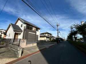 鈴鹿市江島台、中古一戸建ての前面道路を含む現地写真画像です