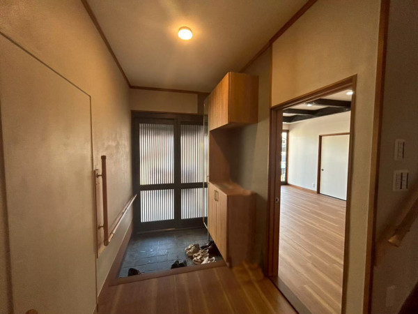 鈴鹿市岸岡町、中古一戸建ての玄関画像です