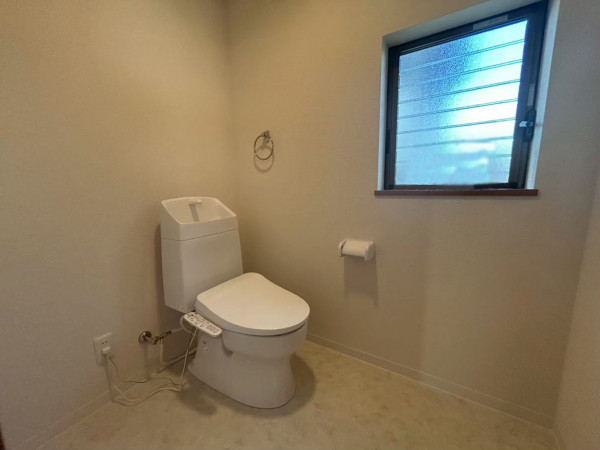 鈴鹿市岸岡町、中古一戸建てのトイレ画像です