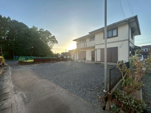 鈴鹿市三日市、中古一戸建ての前面道路を含む現地写真画像です
