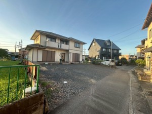鈴鹿市三日市、中古一戸建ての前面道路を含む現地写真画像です