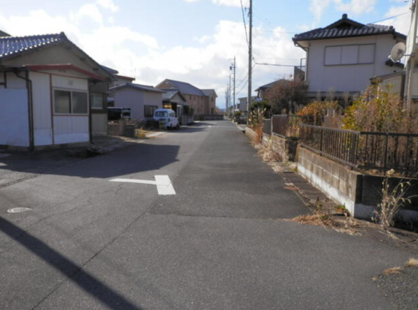 鈴鹿市長太新町、中古一戸建ての前面道路を含む現地写真画像です