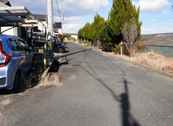 鈴鹿市長太新町、中古一戸建ての前面道路を含む現地写真画像です