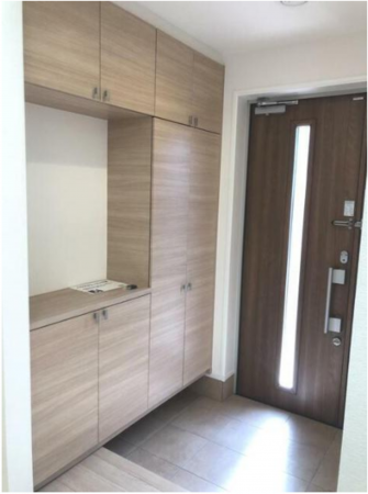 鈴鹿市鈴鹿ハイツ、中古一戸建ての玄関画像です