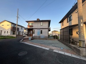 鈴鹿市算所、中古一戸建ての前面道路を含む現地写真画像です