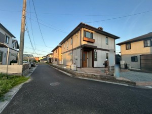鈴鹿市算所、中古一戸建ての前面道路を含む現地写真画像です