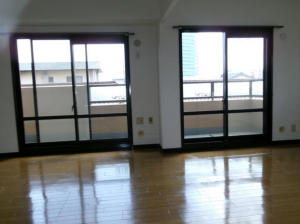 鈴鹿市神戸、マンションの居間画像です