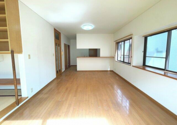 鈴鹿市神戸、中古一戸建ての居間画像です