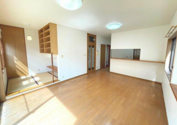 鈴鹿市神戸、中古一戸建ての居間画像です