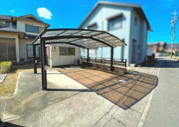 鈴鹿市神戸、中古一戸建ての駐車場画像です