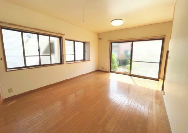 鈴鹿市神戸、中古一戸建ての居間画像です