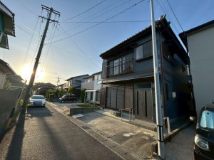 鈴鹿市道伯、中古一戸建ての前面道路を含む現地写真画像です