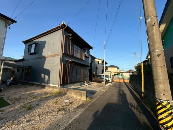 鈴鹿市道伯、中古一戸建ての前面道路を含む現地写真画像です