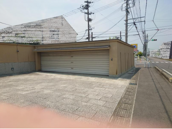 鈴鹿市野町中、中古一戸建ての駐車場画像です