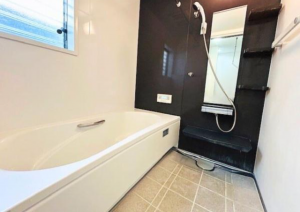 鈴鹿市稲生塩屋、中古一戸建ての風呂画像です