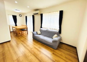 鈴鹿市稲生塩屋、中古一戸建ての居間画像です