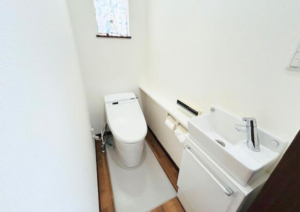 鈴鹿市稲生塩屋、中古一戸建てのトイレ画像です