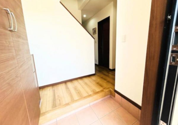 鈴鹿市稲生塩屋、中古一戸建ての玄関画像です