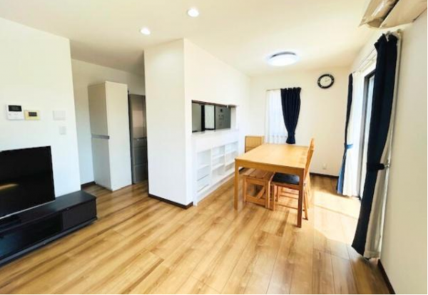 鈴鹿市稲生塩屋、中古一戸建ての居間画像です