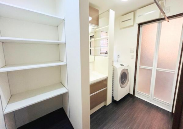 鈴鹿市稲生塩屋、中古一戸建ての洗面画像です