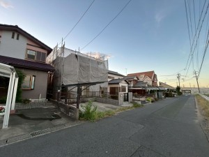 鈴鹿市南玉垣町、中古一戸建ての前面道路を含む現地写真画像です