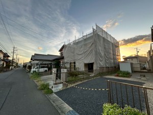鈴鹿市南玉垣町、中古一戸建ての前面道路を含む現地写真画像です
