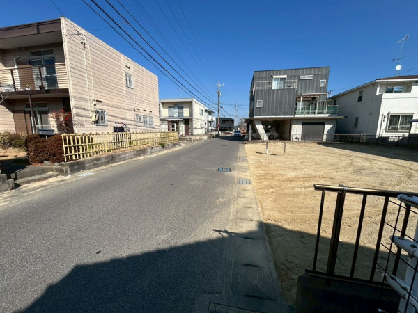 鈴鹿市東磯山、土地の前面道路を含む現地写真画像です