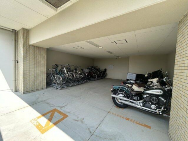 鈴鹿市白子町、マンションの駐車場画像です