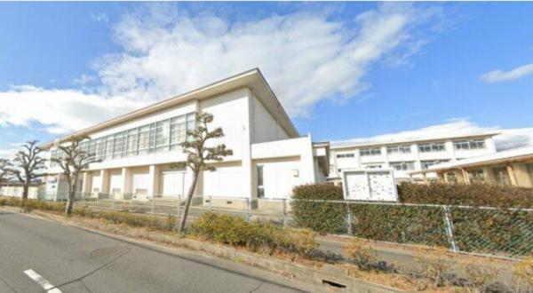 鈴鹿市白子町、マンションの中学校画像です