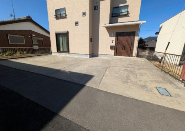 鈴鹿市住吉、中古一戸建ての駐車場画像です
