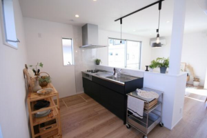 鈴鹿市算所、中古一戸建てのキッチン画像です