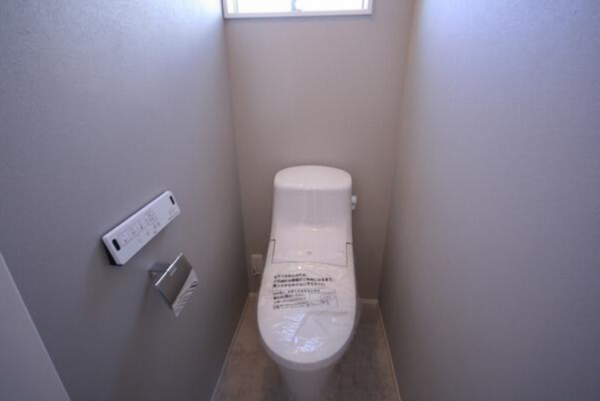 鈴鹿市算所、中古一戸建てのトイレ画像です