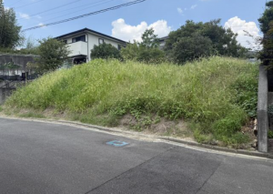 鈴鹿市高岡台、土地の前面道路を含む現地写真画像です
