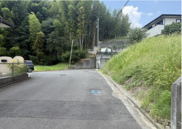 鈴鹿市高岡台、土地の前面道路を含む現地写真画像です