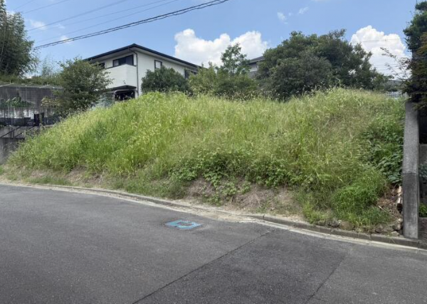 鈴鹿市高岡台、土地の前面道路を含む現地写真画像です
