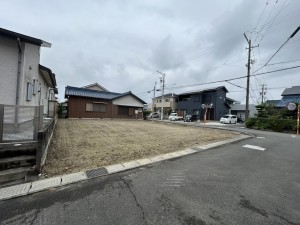 鈴鹿市弓削町、土地の前面道路を含む現地写真画像です