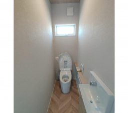 鈴鹿市東玉垣町、新築一戸建てのトイレ画像です