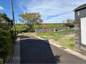 鈴鹿市弓削町、土地の前面道路を含む現地写真画像です