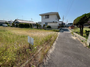 鈴鹿市東旭が丘、土地の前面道路を含む現地写真画像です