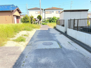 鈴鹿市東旭が丘、土地の前面道路を含む現地写真画像です
