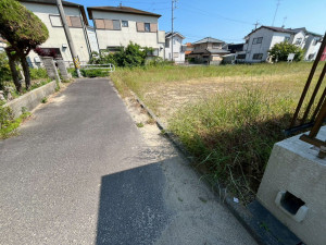 鈴鹿市東旭が丘、土地の前面道路を含む現地写真画像です