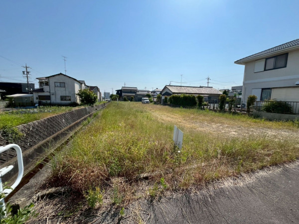 鈴鹿市東旭が丘、土地の前面道路を含む現地写真画像です