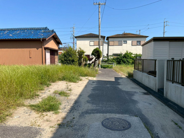 鈴鹿市東旭が丘、土地の前面道路を含む現地写真画像です